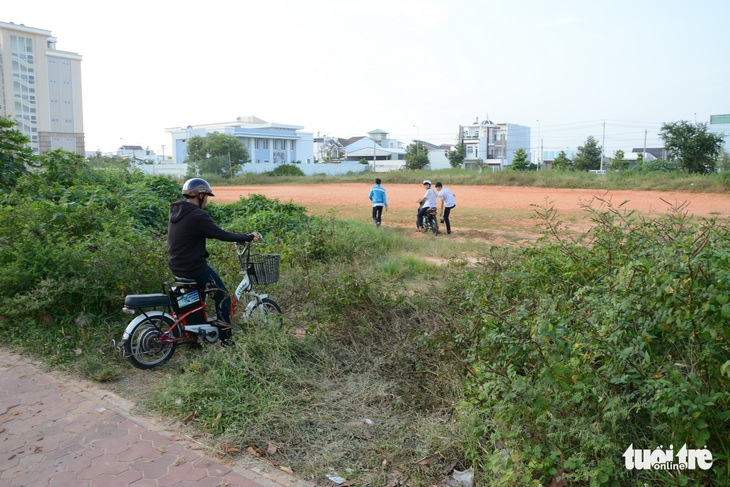 Suýt vỡ trận vì giang hồ quậy phá phiên đấu giá đất - Ảnh 1.