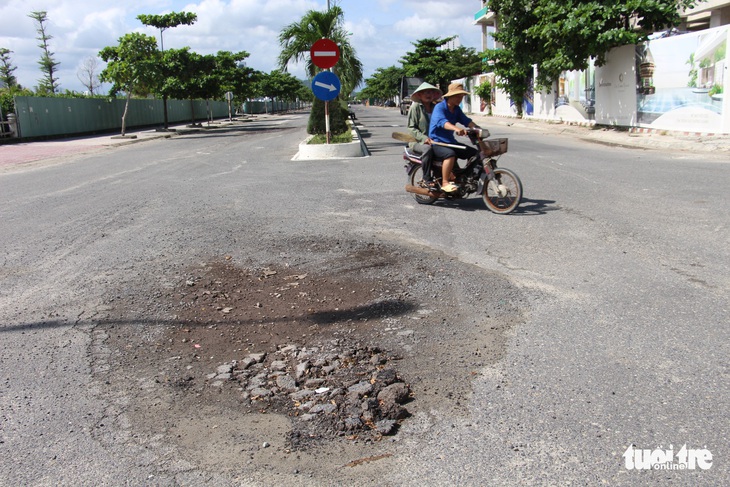 Đường ven biển Nha Trang mới sửa 3 tháng đã... nát - Ảnh 3.