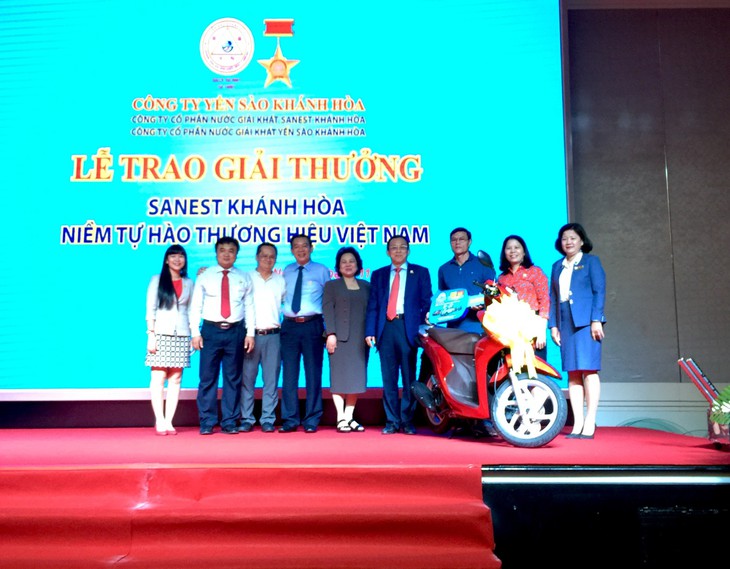 Trao thưởng đợt 3 - Chương trình khuyến mãi “Sanest Khánh Hòa - Niềm tự hào thương hiệu Việt Nam” - Ảnh 1. Trao thưởng đợt 3 - Chương trình khuyến mãi “Sanest Khánh Hòa - Niềm tự hào thương hiệu Việt Nam” - Ảnh 1.