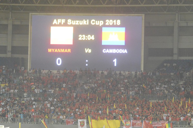 Những khán đài rực lửa ở AFF Cup 2018 - Ảnh 3.