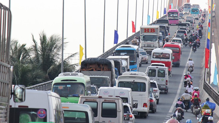 Bao giờ thôi chôn chân trên cầu Rạch Miễu? - Ảnh 1. Bao giờ thôi chôn chân trên cầu Rạch Miễu? - Ảnh 1.
