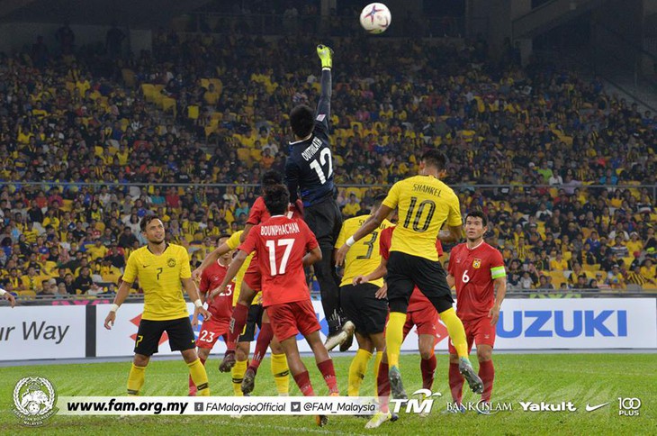 Những khán đài rực lửa ở AFF Cup 2018 - Ảnh 6.