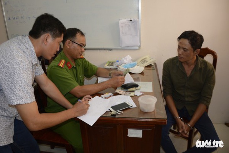Ông cụ 78 tuổi dàn cảnh chiếm đoạt vàng, tiền của người đi đường - Ảnh 2. Ông cụ 78 tuổi dàn cảnh chiếm đoạt vàng, tiền của người đi đường - Ảnh 2.