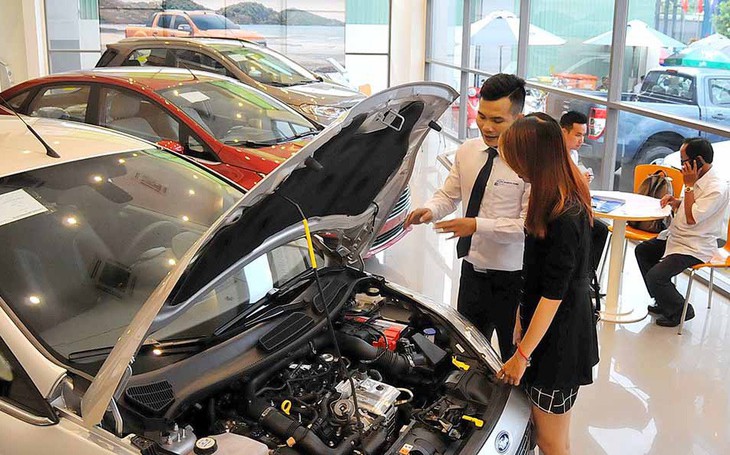 Khách hàng kêu phí trước bạ xe hơi cao, thuế nói "quy định"