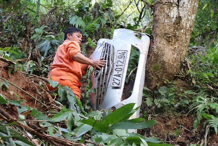 Xe hơi lao xuống sông, chồng chết, vợ con nguy kịch - Ảnh 2.