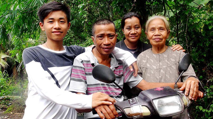 Sức mạnh trên bước chân khó nhọc - Ảnh 1. Sức mạnh trên bước chân khó nhọc - Ảnh 1.