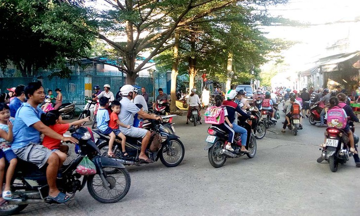 Cha mẹ đừng làm gương mờ trong nhà - Ảnh 1. Cha mẹ đừng làm gương mờ trong nhà - Ảnh 1.