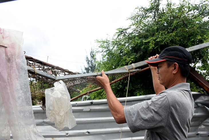 Phú Yên: Lốc xoáy làm hơn 100 ngôi nhà sập, tốc mái - Ảnh 9.