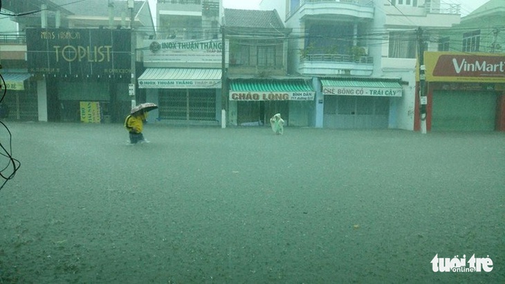 Mưa lớn, nhiều tuyến phố Nha Trang biến thành sông - Ảnh 5.