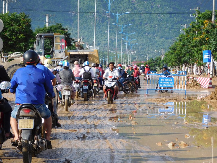 Các tuyến đường bị sạt lở ở Nha Trang đã lưu thông một phần - Ảnh 3.