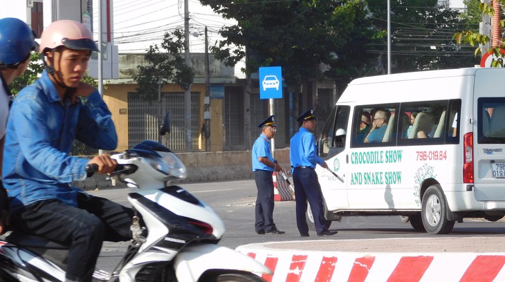 Các tuyến đường bị sạt lở ở Nha Trang đã lưu thông một phần - Ảnh 2.