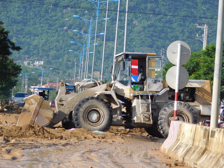 Các tuyến đường bị sạt lở ở Nha Trang đã lưu thông một phần - Ảnh 1.