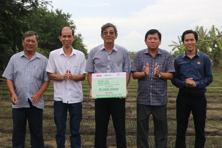 Trao hỗ trợ mô hình “con tôm ôm cây lúa” - Ảnh 2.