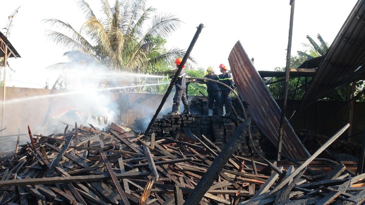Lửa thiêu rụi kho chứa gỗ của một công ty - Ảnh 1.