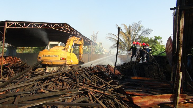 Lửa thiêu rụi kho chứa gỗ của một công ty - Ảnh 3.