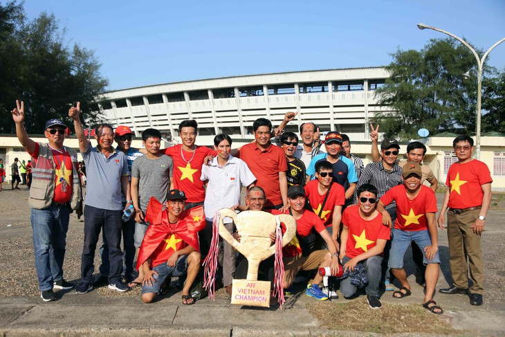 CĐV Myanmar và VN ùn ùn đến sân Thuwunna - Ảnh 3.