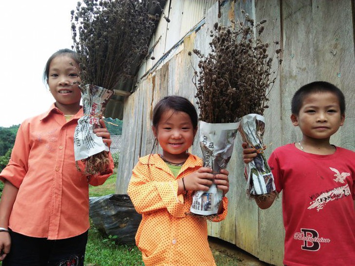 Rưng rưng những bó hoa 2 trong 1 tặng thầy cô - Ảnh 1.