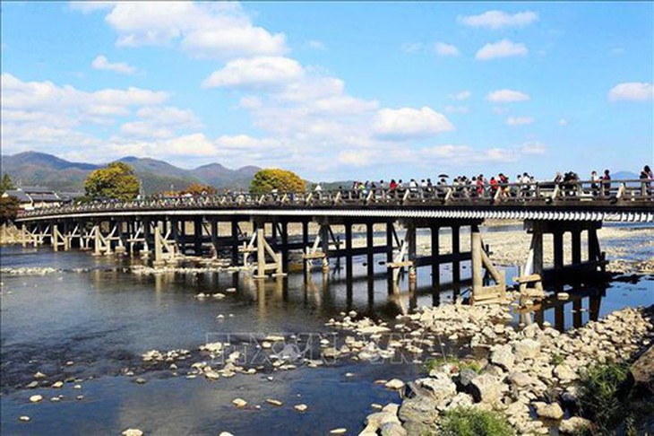 Chiêm ngưỡng cảnh sắc tuyệt đẹp ở công viên Arashiyama, Kyoto - Ảnh 1.