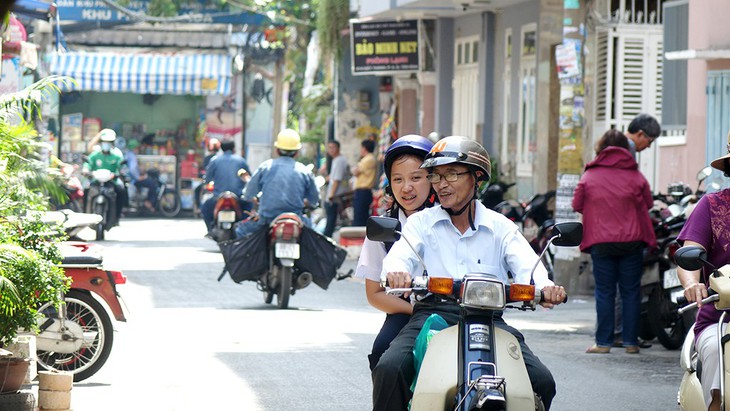 Không để học sinh nhìn cuộc sống lệch lạc - Ảnh 1. Không để học sinh nhìn cuộc sống lệch lạc - Ảnh 1.