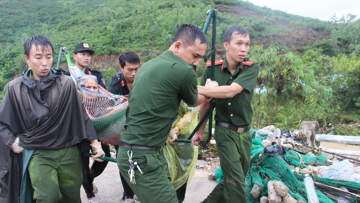 Cật lực cứu người trong vụ sạt lở ở Nha Trang - Ảnh 1.