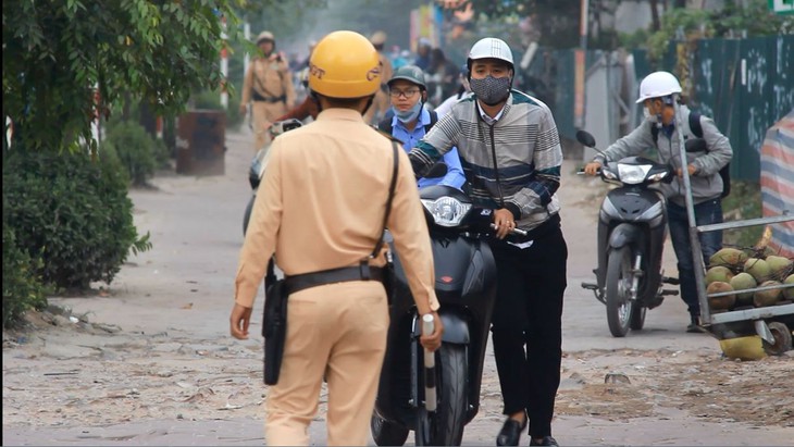 Hà Nội dựng rào chắn trên vỉa hè, dân đi ngược chiều dưới lòng đường - Ảnh 8.