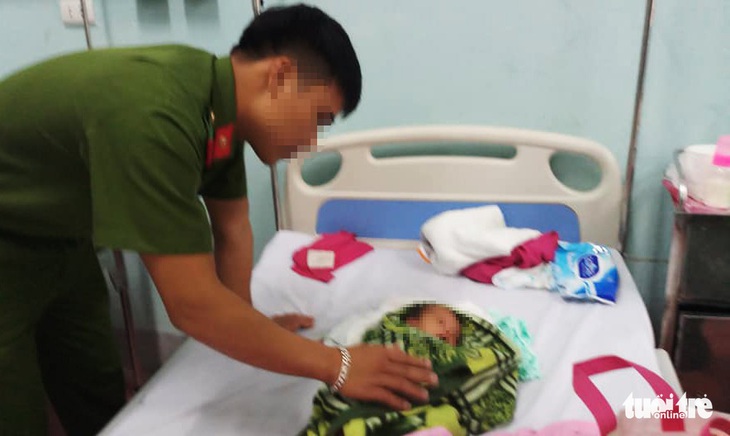 Giải cứu bé gái 20 ngày tuổi bị mẹ ruột bán - Ảnh 2. Giải cứu bé gái 20 ngày tuổi bị mẹ ruột bán - Ảnh 2.