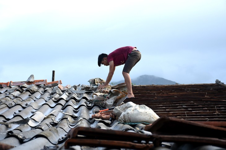 Dân vùng lốc xoáy đôn đáo giằng nhà chống bão - Ảnh 2.