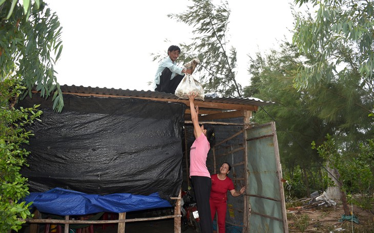 Dân vùng lốc xoáy đôn đáo giằng nhà chống bão - Ảnh 3.