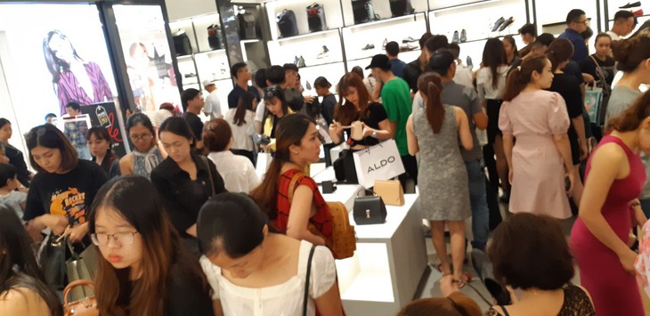 Người Sài Gòn phấn khích trong mùa Black Friday giảm đến 90% đầu tiên - Ảnh 2.