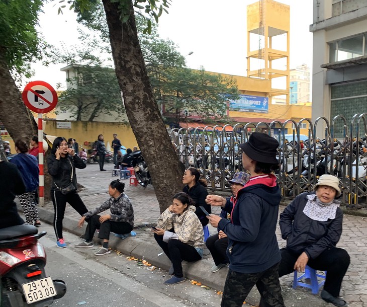 Phe vé trận VN - Campuchia than ế ẩm - Ảnh 1. Phe vé trận VN - Campuchia than ế ẩm - Ảnh 1.