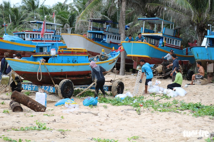 Đảo Phú Quý chạy đua ứng phó với bão số 9 - Ảnh 3.