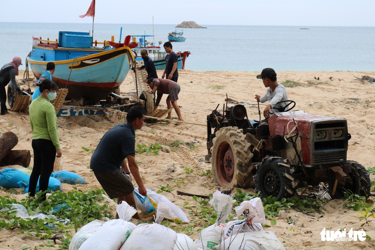 Đảo Phú Quý chạy đua ứng phó với bão số 9 - Ảnh 1.