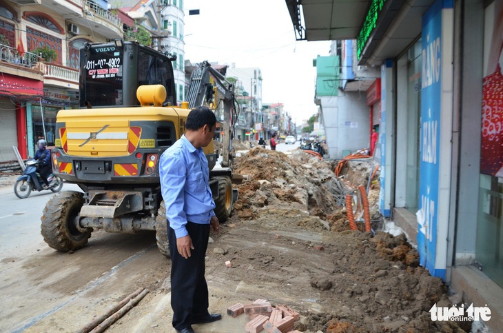 Chỉnh trang đô thị làm vỡ đường ống, gần trăm hộ dân mất nước - Ảnh 2.