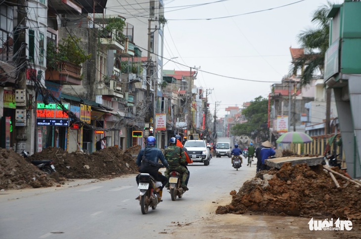 Chỉnh trang đô thị làm vỡ đường ống, gần trăm hộ dân mất nước - Ảnh 5.