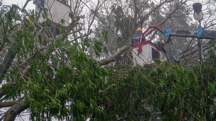 TP.HCM cắt điện nhiều khu vực để tránh rủi ro về người - Ảnh 2.