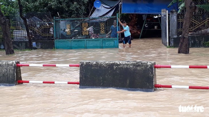 Mưa lớn, Nha Trang, Cam Ranh ngập diện rộng - Ảnh 9.