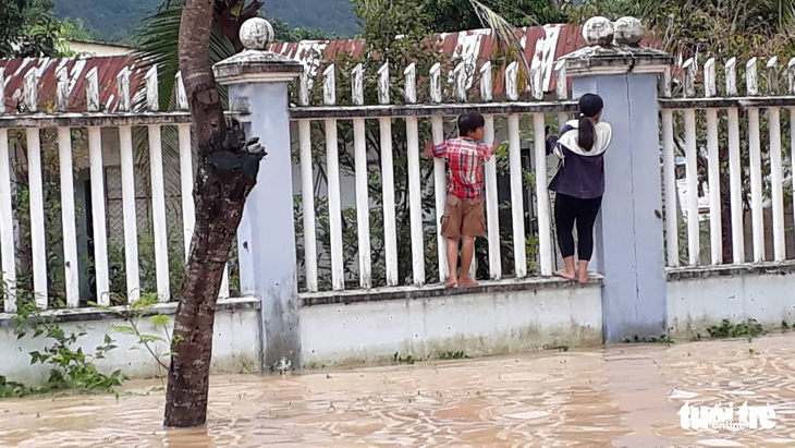 Mưa lớn, Nha Trang, Cam Ranh ngập diện rộng - Ảnh 1.