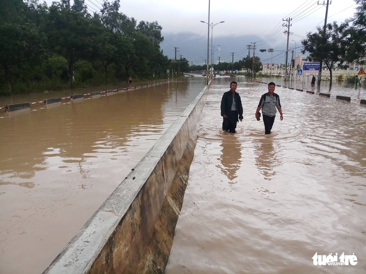 Mưa lớn, Nha Trang, Cam Ranh ngập diện rộng - Ảnh 13.