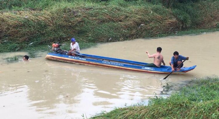 Tắm giữa mưa bão, nam thanh niên bị nước cuốn trôi - Ảnh 1.