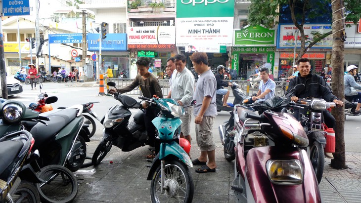 Tốn cả trăm triệu sửa ôtô ngập nước - Ảnh 1. Tốn cả trăm triệu sửa ôtô ngập nước - Ảnh 1.