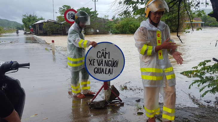 Phú Yên sơ tán hàng trăm hộ dân tránh lũ - Ảnh 2. Phú Yên sơ tán hàng trăm hộ dân tránh lũ - Ảnh 2.