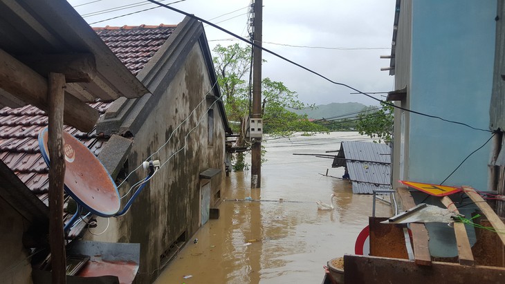 Phú Yên sơ tán hàng trăm hộ dân tránh lũ - Ảnh 3. Phú Yên sơ tán hàng trăm hộ dân tránh lũ - Ảnh 3.