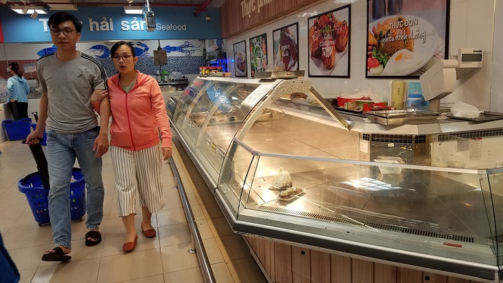 Bão quét qua siêu thị TP.HCM, thực phẩm cháy hàng - Ảnh 7. Bão quét qua siêu thị TP.HCM, thực phẩm cháy hàng - Ảnh 7.