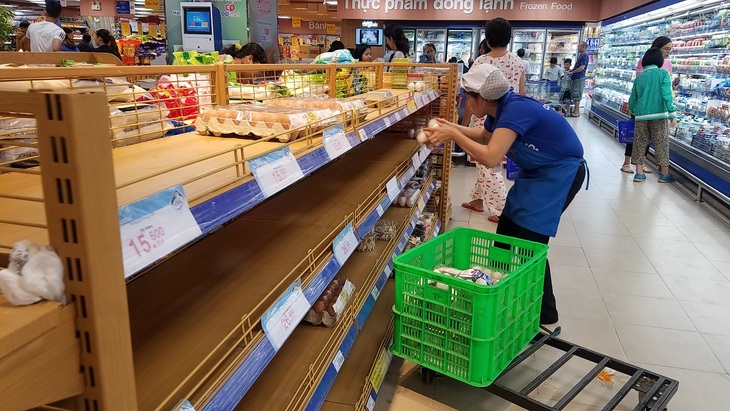 Bão quét qua siêu thị TP.HCM, thực phẩm cháy hàng - Ảnh 5. Bão quét qua siêu thị TP.HCM, thực phẩm cháy hàng - Ảnh 5.