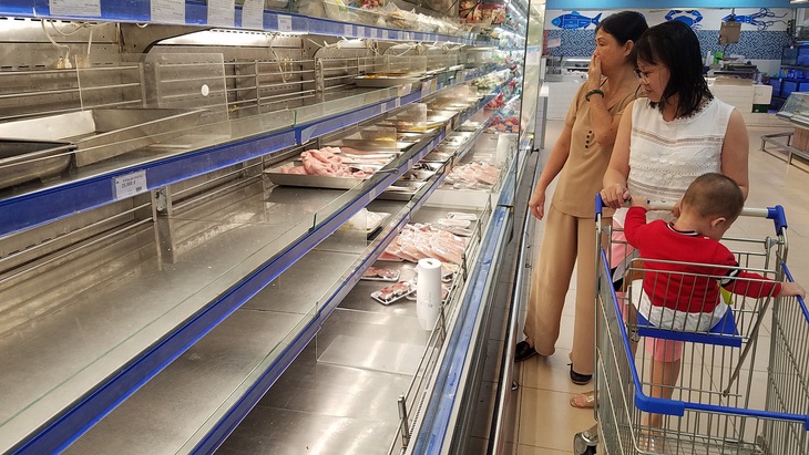 Bão quét qua siêu thị TP.HCM, thực phẩm cháy hàng - Ảnh 4. Bão quét qua siêu thị TP.HCM, thực phẩm cháy hàng - Ảnh 4.
