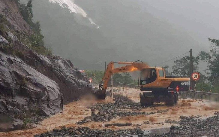 Sạt lở nguy hiểm trên đèo Khánh Lê nối Nha Trang – Đà Lạt