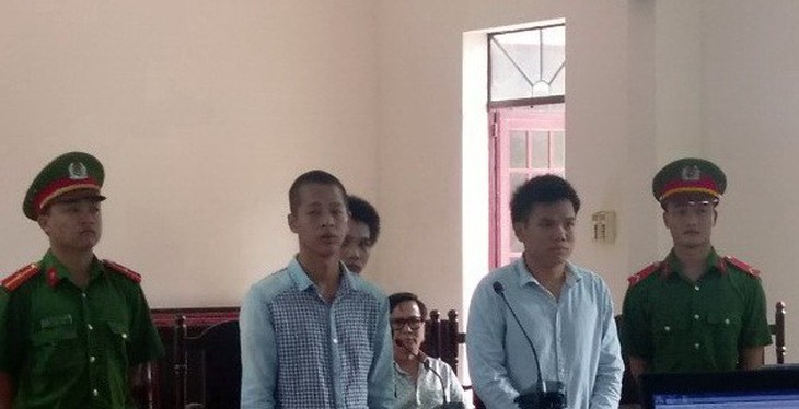 Hai thanh niên bãi giữ xe lậu, đánh du khách lãnh 4 năm tù - Ảnh 1. Hai thanh niên bãi giữ xe lậu, đánh du khách lãnh 4 năm tù - Ảnh 1.