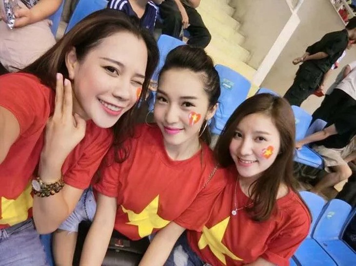 Những nữ CĐV xinh đẹp đốt cháy khán đài AFF Cup 2018 - Ảnh 9.