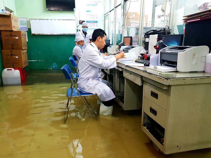 Bác sĩ lội bì bõm cứu bệnh nhân - Ảnh 4. Bác sĩ lội bì bõm cứu bệnh nhân - Ảnh 4.