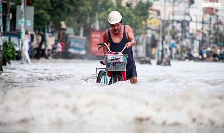 Nhiều đường TP.HCM ngập nặng từ đêm đến trưa - Ảnh 13.